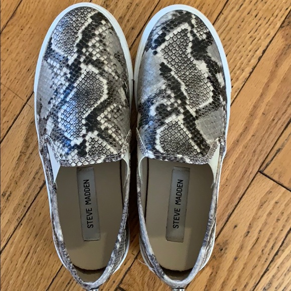 STEVE MADDEN snake pattern slip on’s - Picture 3 of 3
